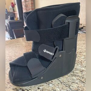BREG Air Walking Boot with Air Pump